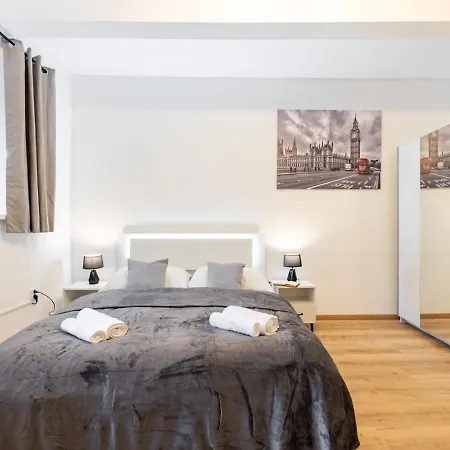 No Taxi Needed, Central Apartment W Private Courtyard