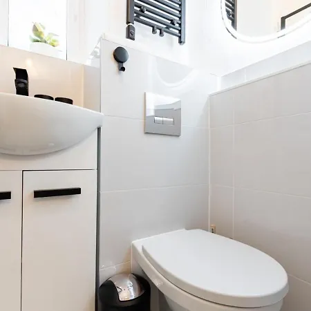No Taxi Needed, Central Apartment W Private Courtyard